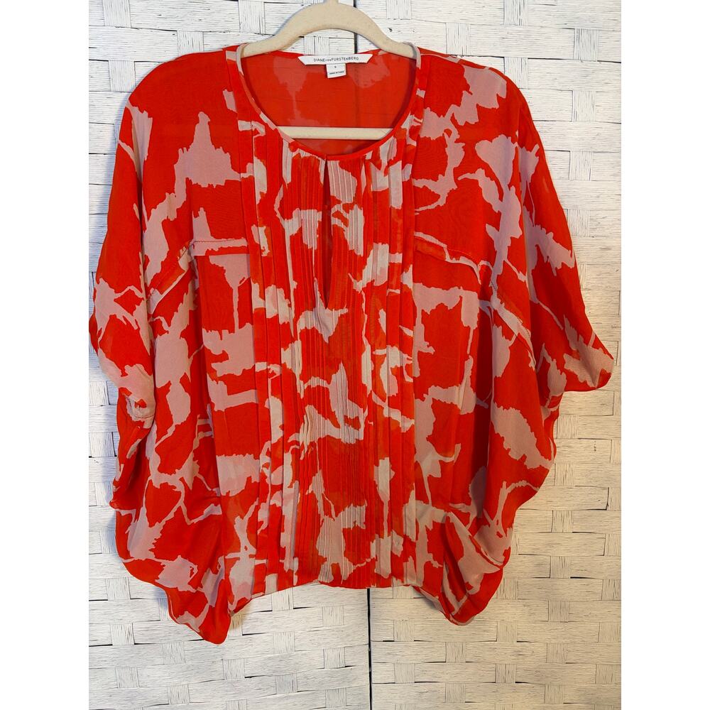 Diane Von Firstenberg women's blouse, silk‎ pin Tuck pleading feminine coastal
